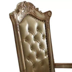 Poltrona accento Vendome 27" in ecopelle Osso/Finitura Patina Oro: Poltrona di lusso con capitonné, Borchie decorative