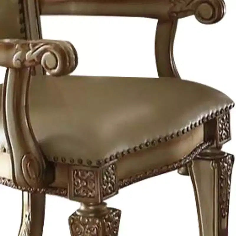 Poltrona accento Vendome 27" in ecopelle Osso/Finitura Patina Oro: Poltrona di lusso con capitonné, Borchie decorative