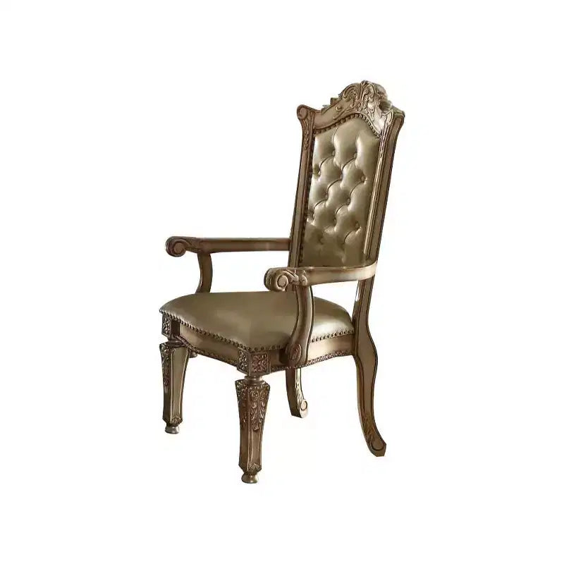 Poltrona accento Vendome 27" in ecopelle Osso/Finitura Patina Oro: Poltrona di lusso con capitonné, Borchie decorative