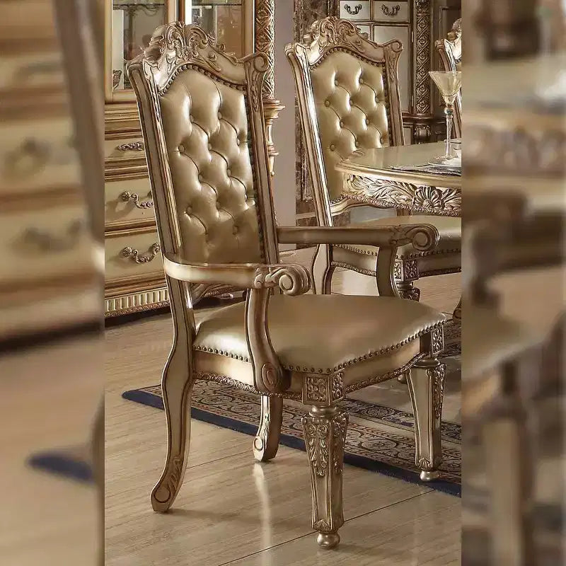 Poltrona accento Vendome 27" in ecopelle Osso/Finitura Patina Oro: Poltrona di lusso con capitonné, Borchie decorative