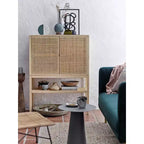 Mobile decorativo a 2 ante con ripiano, in rattan e pino, altezza 119 cm, colore naturale