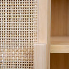 Mobile decorativo a 2 ante con ripiano, in rattan e pino, altezza 119 cm, colore naturale