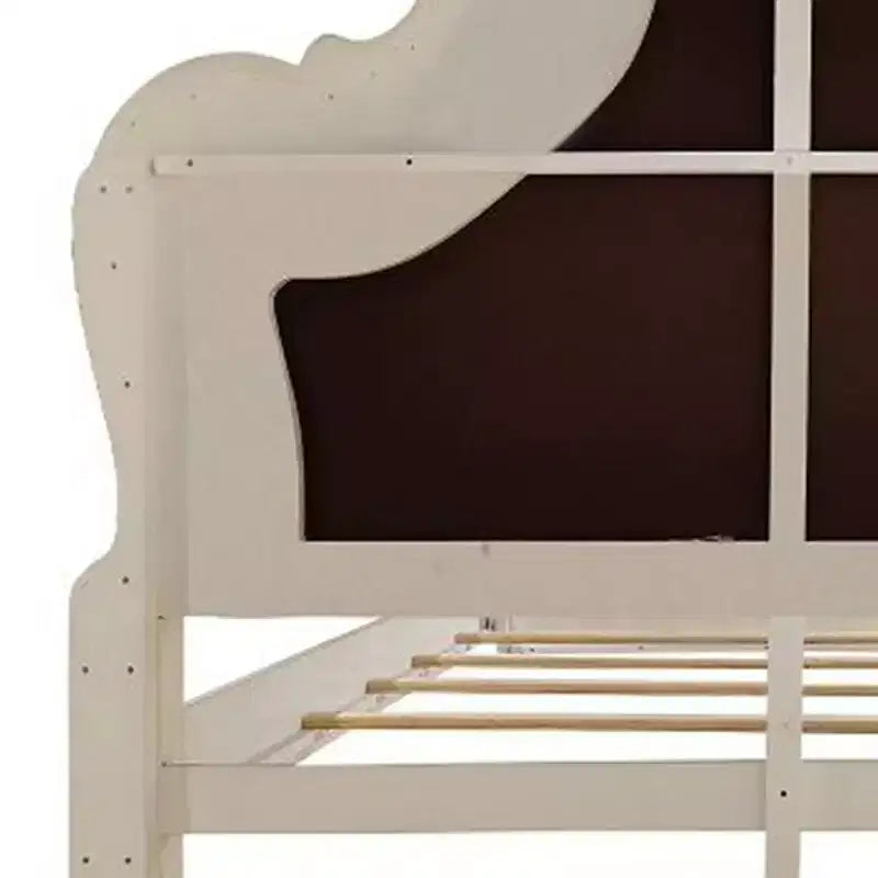 Letto matrimoniale "Eastern King" Dresden da 92" con intagli in stile Rococò e similpelle