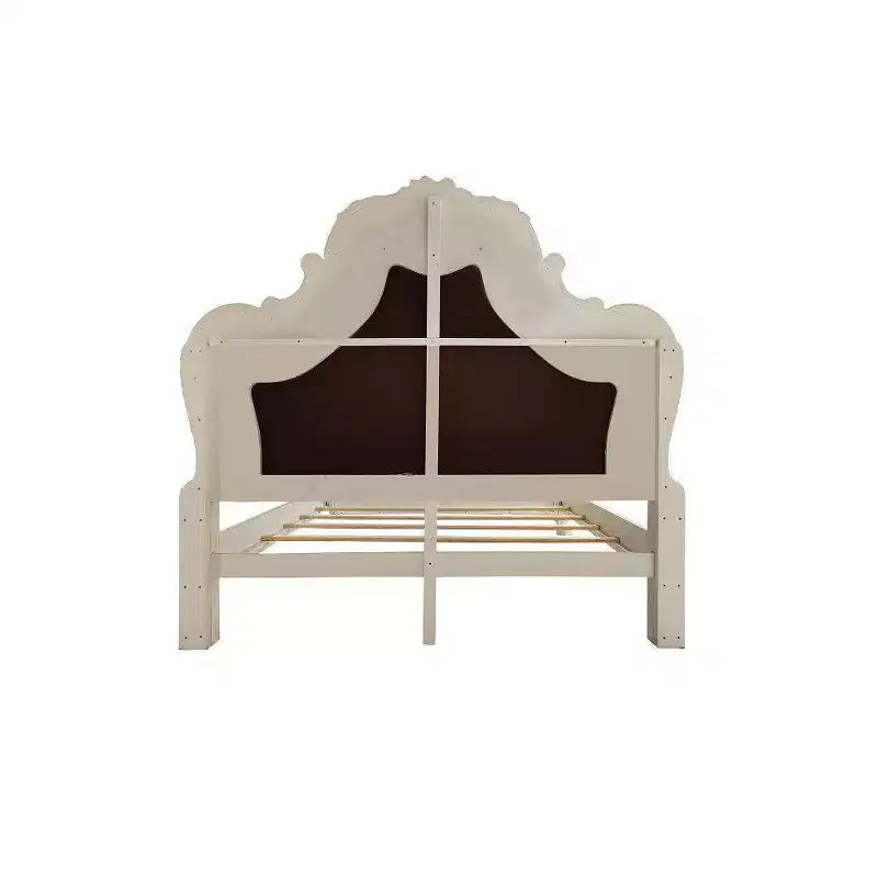 Letto matrimoniale "Eastern King" Dresden da 92" con intagli in stile Rococò e similpelle