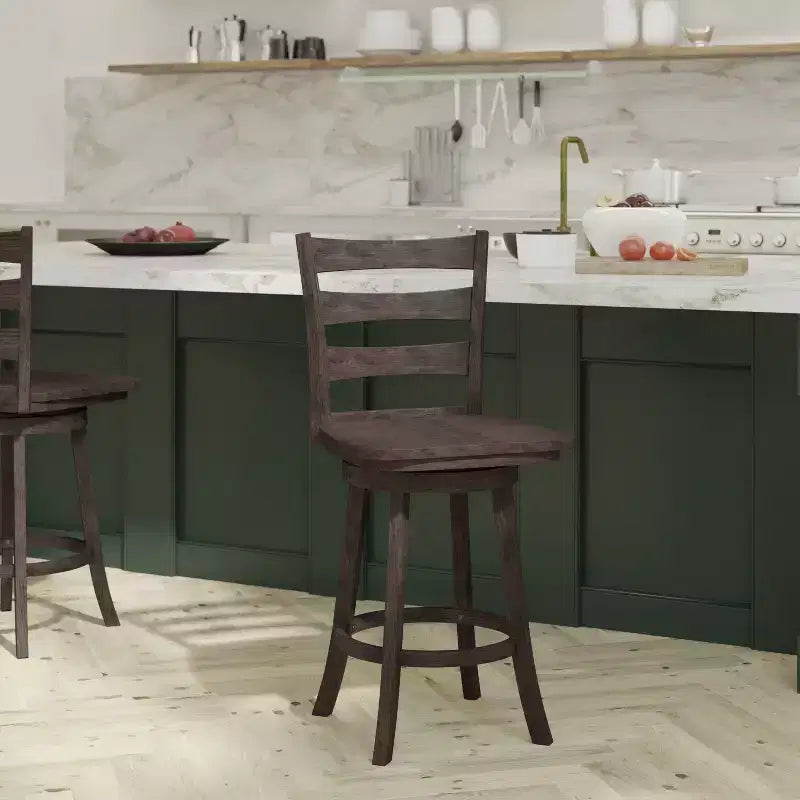 Sgabello da bar classico con schienale a pioli e seduta in legno, altezza da bancone