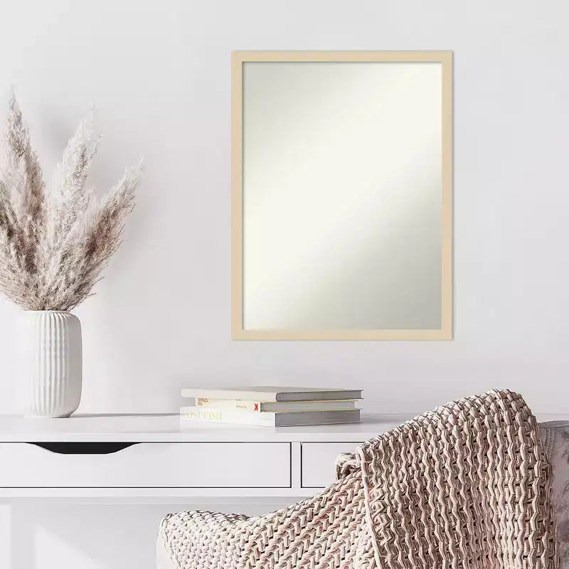 Specchio da parete con cornice in legno non smussata ed elegante