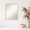 Specchio da parete con cornice in legno non smussata ed elegante