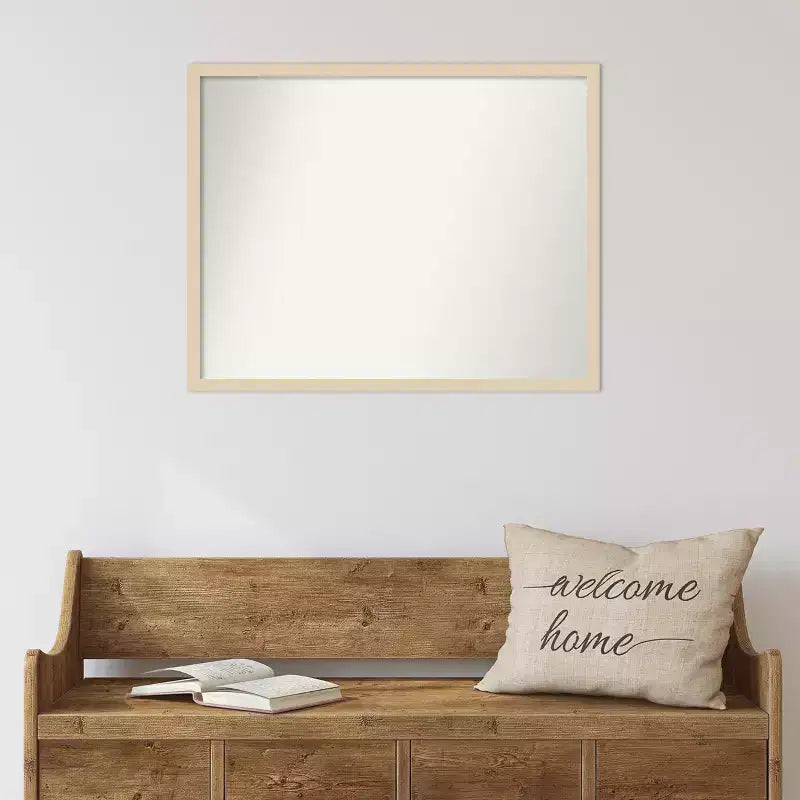 Specchio da parete con cornice in legno non smussata ed elegante