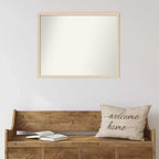 Specchio da parete con cornice in legno non smussata ed elegante