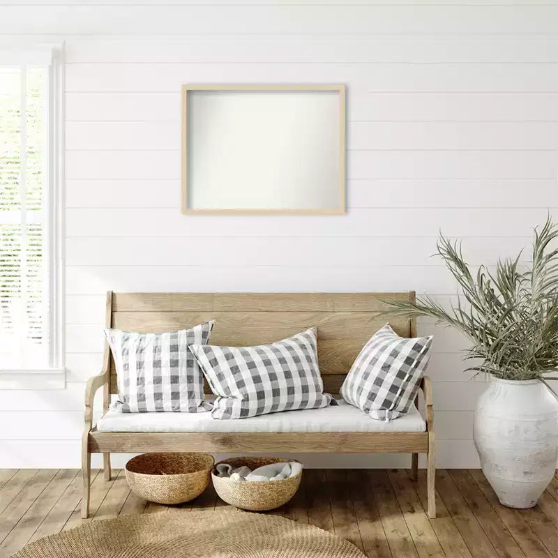 Specchio da parete con cornice in legno non smussata ed elegante