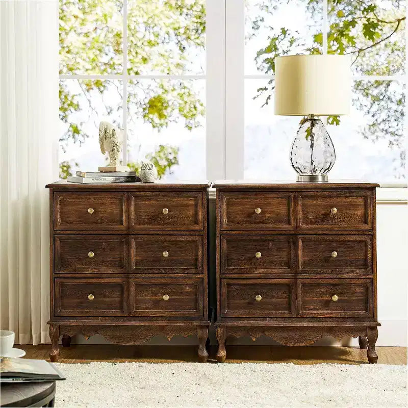 Set di 2 cassettiere accentate tradizionali Galatea da 81 cm in legno massello con 3 cassetti e stazione di ricarica