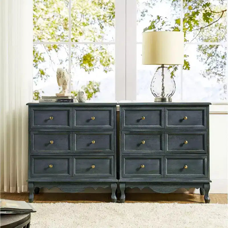 Set di 2 cassettiere accentate tradizionali Galatea da 81 cm in legno massello con 3 cassetti e stazione di ricarica