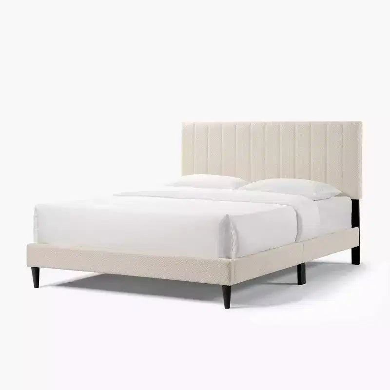 Struttura letto matrimoniale in velluto, testiera ad alette con motivo verticale, doghe in legno, non necessita di rete a molle, colore bianco