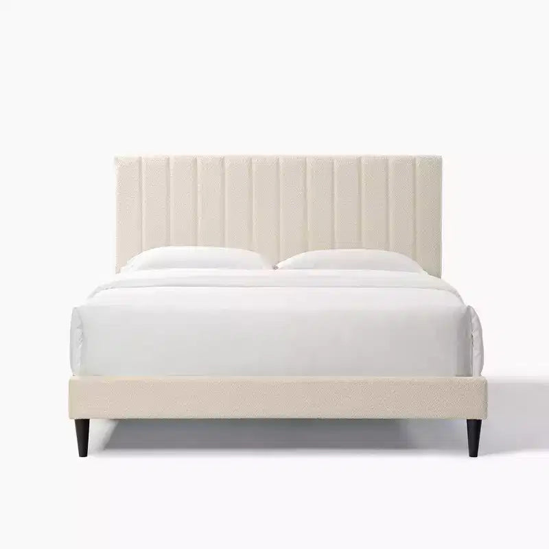 Struttura letto matrimoniale in velluto, testiera ad alette con motivo verticale, doghe in legno, non necessita di rete a molle, colore bianco