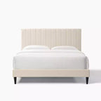 Struttura letto matrimoniale in velluto, testiera ad alette con motivo verticale, doghe in legno, non necessita di rete a molle, colore bianco