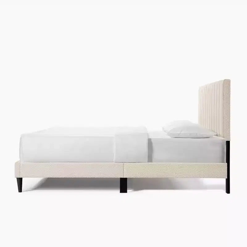 Struttura letto matrimoniale in velluto, testiera ad alette con motivo verticale, doghe in legno, non necessita di rete a molle, colore bianco