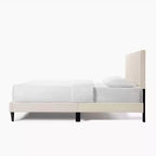 Struttura letto matrimoniale in velluto, testiera ad alette con motivo verticale, doghe in legno, non necessita di rete a molle, colore bianco