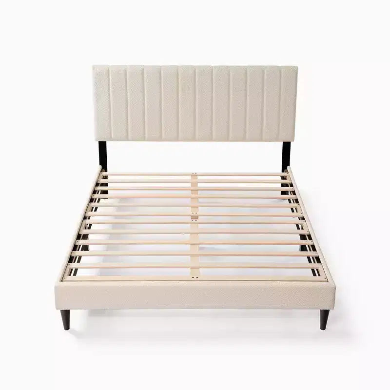 Struttura letto matrimoniale in velluto, testiera ad alette con motivo verticale, doghe in legno, non necessita di rete a molle, colore bianco