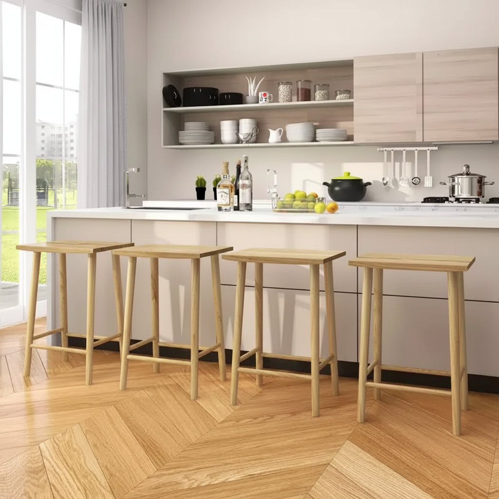 Set di 2/4 sgabelli da 25,5" con poggiapiedi e struttura in legno massello, altezza bancone, naturale